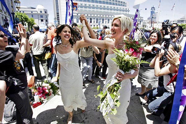 Boldog ifjú pár a San Franciscó-i városháza előtt: Sharon Papo (balról) és Amber Weiss