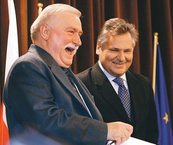 Lech Walesa és Aleksander Kwasniewski a varsói egyetemen 2007-ben