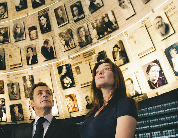 Sarkozy és felesége, Carla Bruni-Sarkozy a jeruzsálemi Jad Vasem Intézetben, a Nevek csarnokában