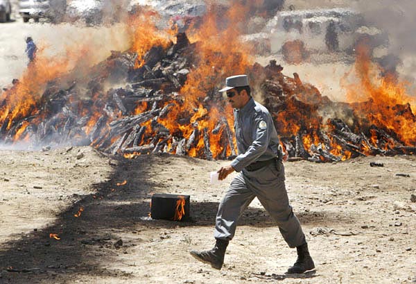 Lefoglalt kábítószert égetnek el Kabulban