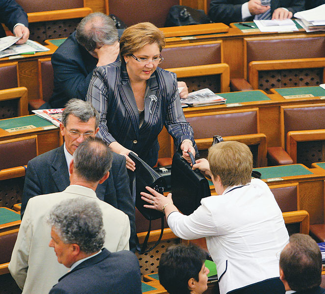 Tárca- és táskacsere. Lamperth Mónika és utódja, Szűcs Erika