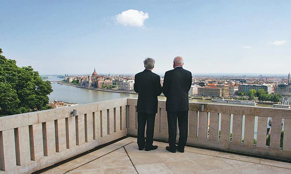 Sólyom László magyar és Václav Klaus cseh államfő a Sándor-palota erkélyén