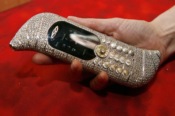 Arany és gyémánt a világ legdrágább mobilján. Extra profitot jelent a végződtetési díj?