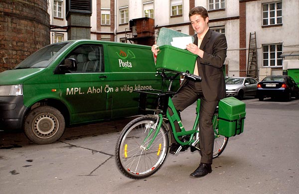 Tomecsko Tamás, a Magyar Posta szóvivője egy új kerékpárral
