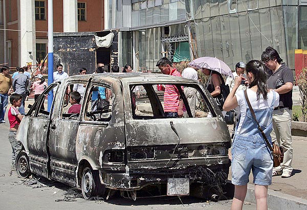 Felgyújtott autó a mongol fővárosban