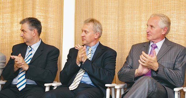 Kökény Mihály (MSZP), Kollányi Gábor (a HospInvest elnöke) és Mikola István (Fidesz) - egy szólamban Kiskunhalason