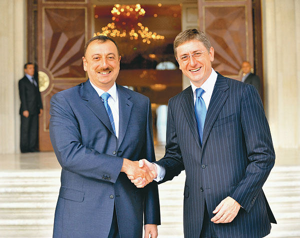 Aliyev régi ismerősként fogadta Gyurcsányt