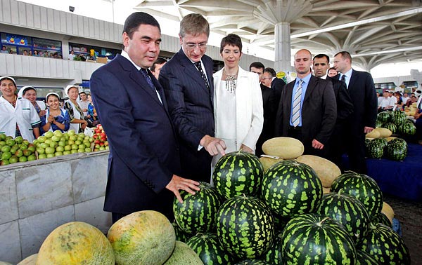 A magyar kormányfő és felesége a türkmén elnök társaságában az asgabati bazárban