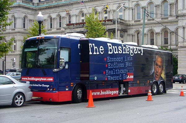 A Bush bűneit hirdető busz a baltimore-i városháza előtt