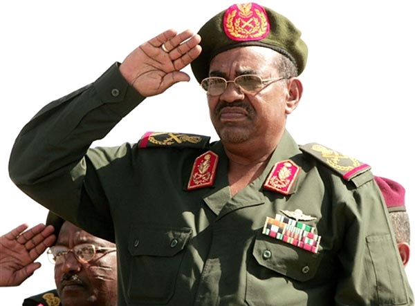 Omar al-Bashir elnök és a hadsereg főparancsnoka egy katonai díszszemlén