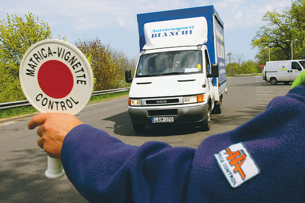 Gépjárműellenőrzés az autópálya mentén. Két év múlva már csak a műszert nézik