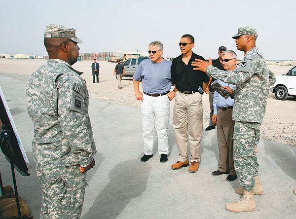 A három szenátor, Chuck Hagel, Barack Obama és Jack Reed a bagdadi repülőtéren az őket fogadó Ladner alezredessel