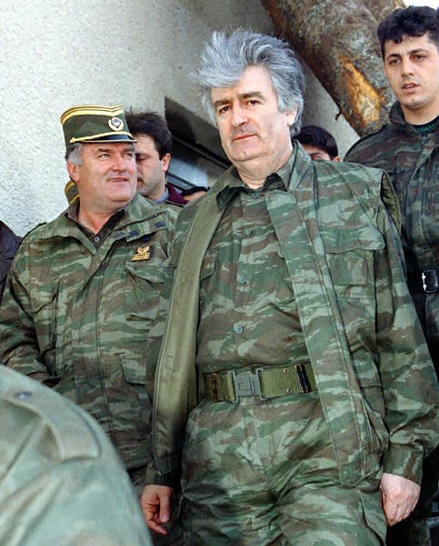 Ratko Mladics és Radovan Karadzsics egy 1995-ös fotón