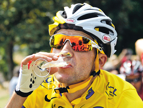 Egészségére! Carlos Sastre útban a Champs-Élysées felé