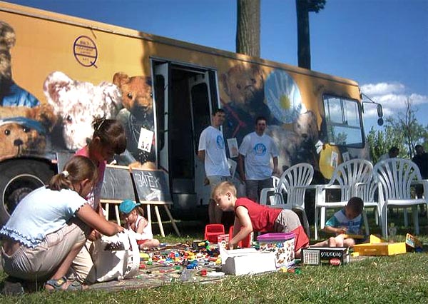 A Magyarországi Gyermekbarátok Mozgalom játszóbusza Székesfehérváon, 2005-ben