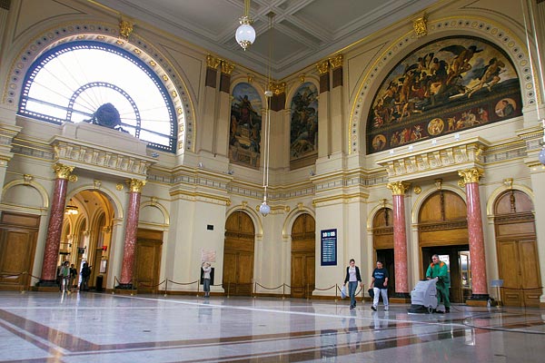 A Lotz Terem a Keleti pályaudvaron. Akár egy múzeum: szobrok, szimbólumok, és 55 ezer aranyfüst lap