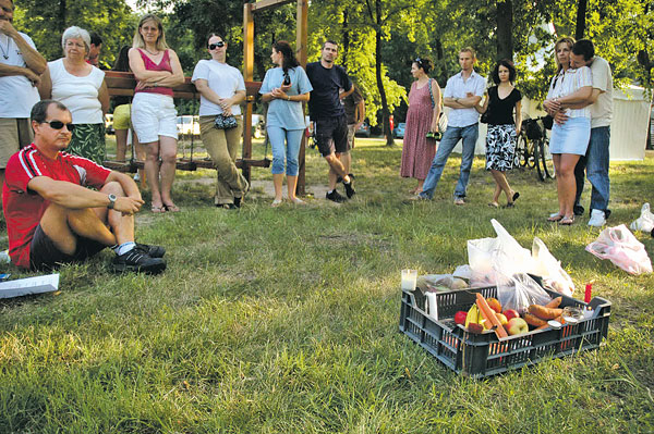 A demonstráció résztvevői adományokat gyűjtöttek a vadaspark lakóinak