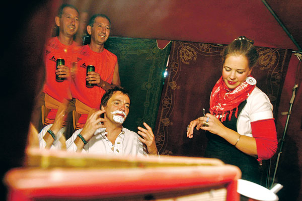 A mulatóban a nézőknek is kötelező a fehérre festett arc és az orrhegyre mázolt pötty