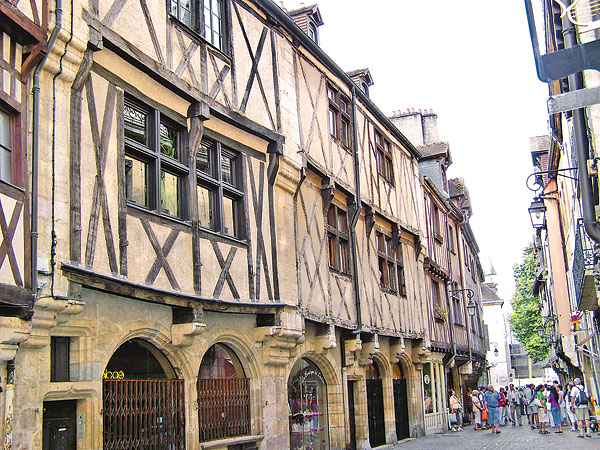 Középkori, favázas épületek a városközpontban