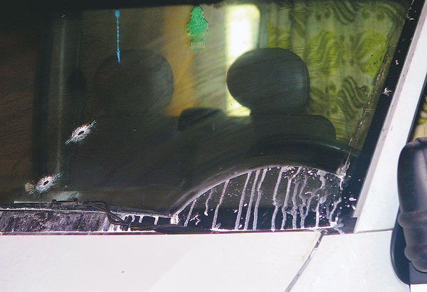 2006. január 24., Vecsés: lövésnyomok a Renault szélvédőjén