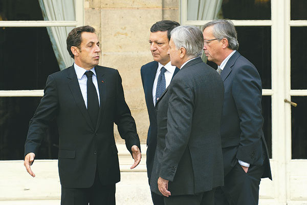 Sarkozy, Barroso, Trichet és Juncker a párizsi csúcson