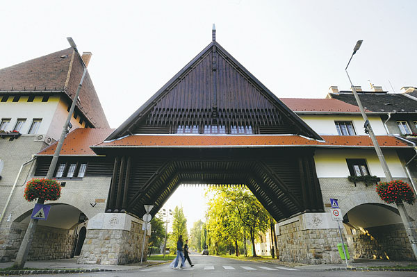 A Zrumeczky-kapu megújítása kicsiben mutatja a százéves telep legfőbb gondjait