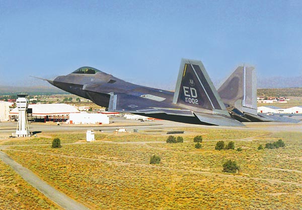 Elszálló üzletek - egy F-22-es a kaliforniai Andrews légibázis felett