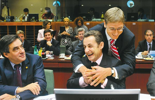 Gyurcsány Ferenc kormányfő és Nicolas Sarkozy államfő Brüsszelben az uniós csúcson. Bal szélen Francois Fillon francia miniszterelnök