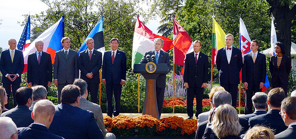 Bush a hét érintett ország nagykövete jelenlétében (balról a második Somogyi Ferenc) bejelenti a vízummentesség kiterjesztését