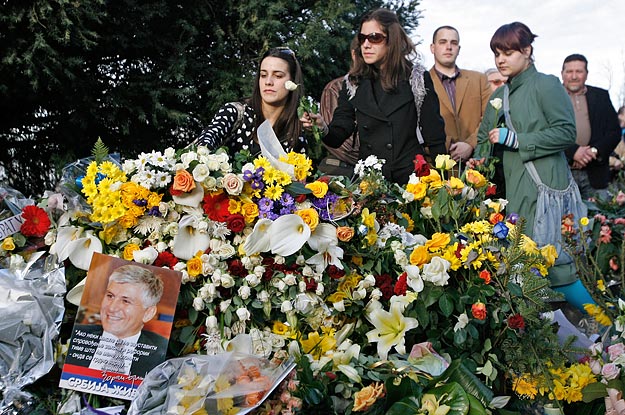Gyászolók Zoran Djindjics sírjánál a gyilkosság ötödik évfordulóján