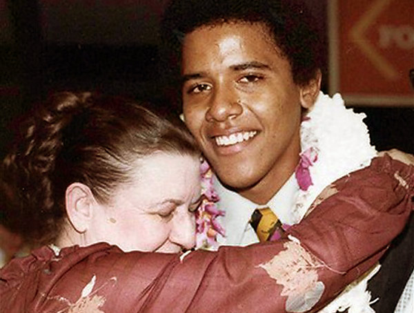 1979-ben a kiváló eredménnyel letett érettségi vizsga után készült kép Barack Obama-ról és nagymamájáról, Madelyn Lee Payne Dunham-ről Hawaii szigetén