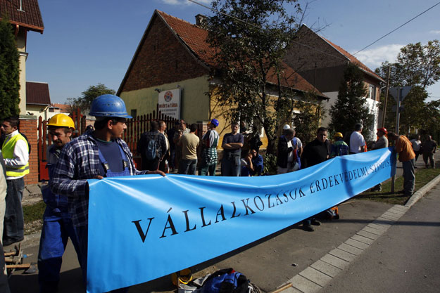  Bontásra váró épület előtt tiltakozó építőmunkások Szeged belvárosában