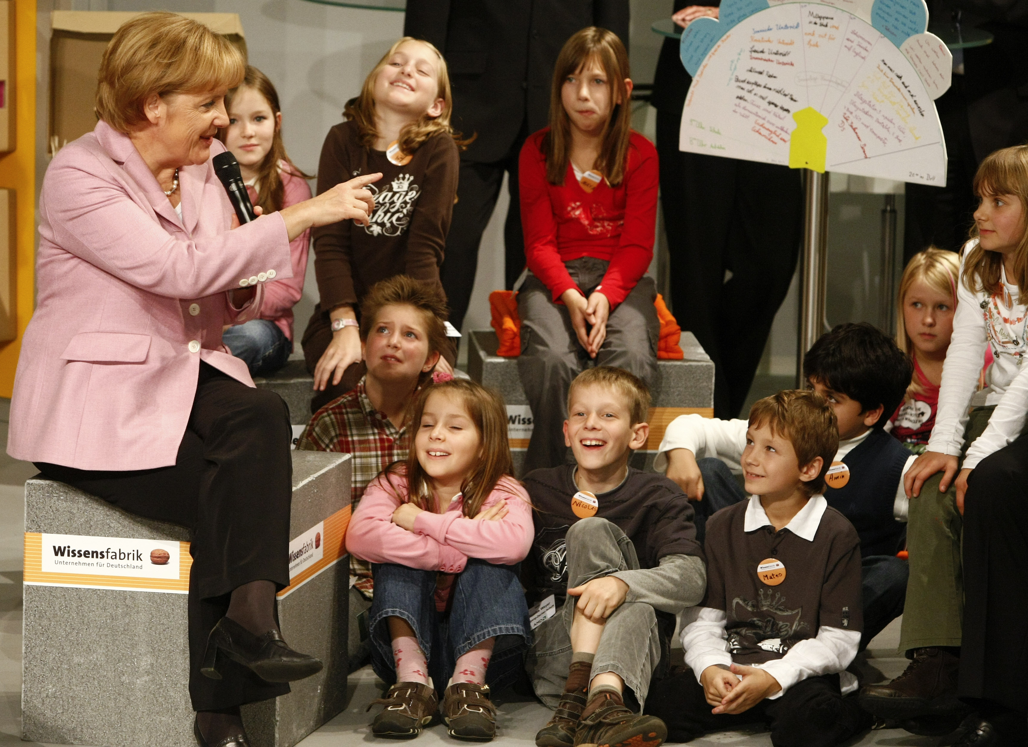 Angela Merkel iskolásokkal beszélget a drezdai oktatási találkozón