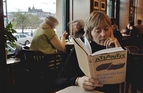 A lét elviselhetetlen könnyűségét olvassa egy hölgy Prágában