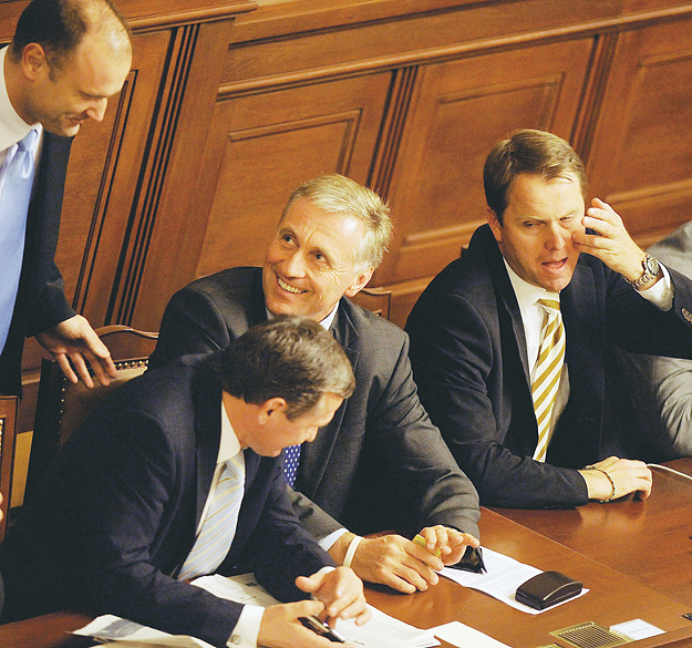 Topolánek (középen) elégedett a parlamenti szavazás eredményével
