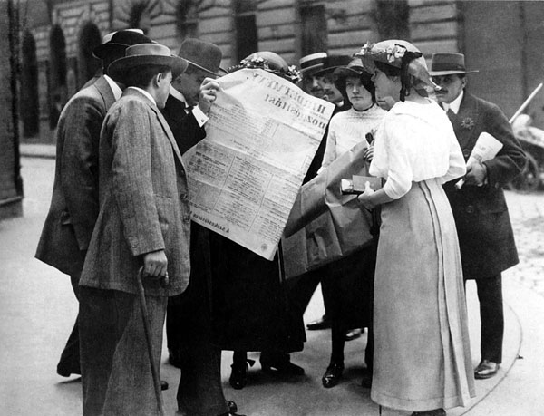 Utcai járókelők  a mozgósítási hirdetményt olvassák, 1914. augusztus 1. Müllner János  felvétele