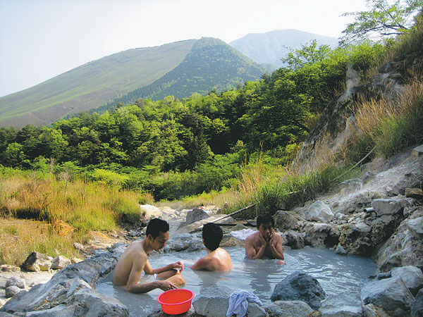 A hegyi fürdőzés is része a japán kultúrának