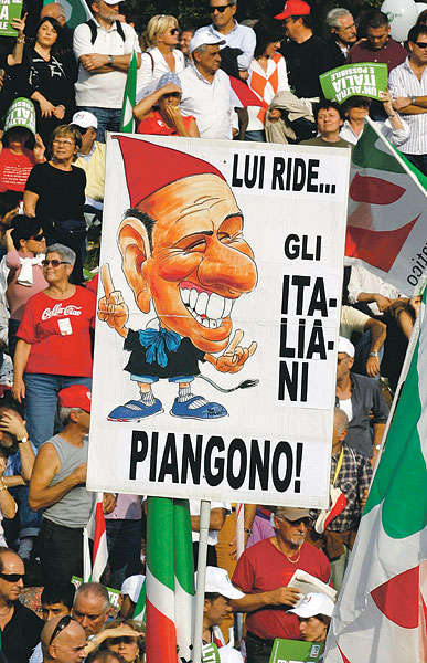 Berlusconi mosolyog, Itália gyászol - a tüntetők szerint