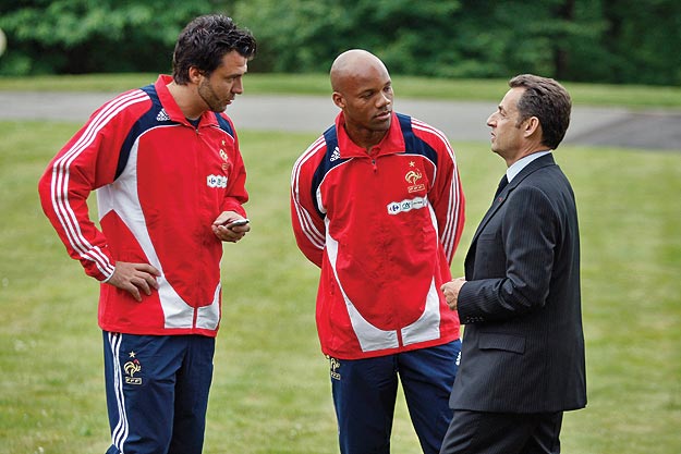 Nicolas Sarkozy a francia válogatott két tagjával beszélget (Jean-Alain Boumsong és Sebastien Frey)