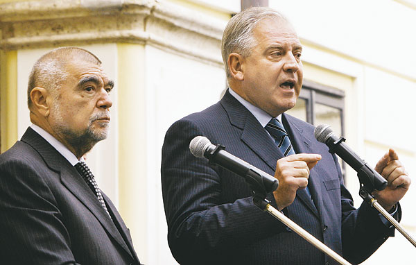 Mesic elnök és Sanader kormányfő a sajtónak magyarázza a Pukanic-ügyet