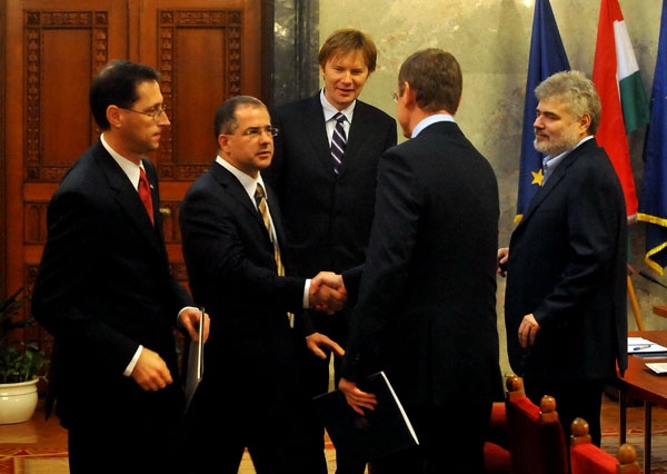 Az ötpárti tárgyalás kezdetén Varga Mihály, Kósa Lajos, Fodor Gábor, Gyurcsány Ferenc és Horn Gábor