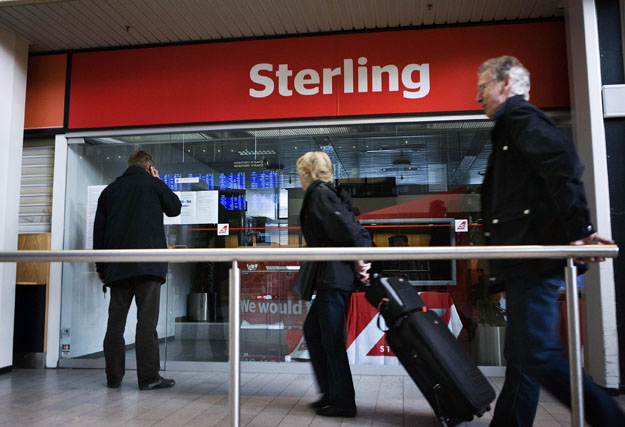Utas a koppenhágai repülőtéren a Sterling Légitársaság bezárt irodája előtt