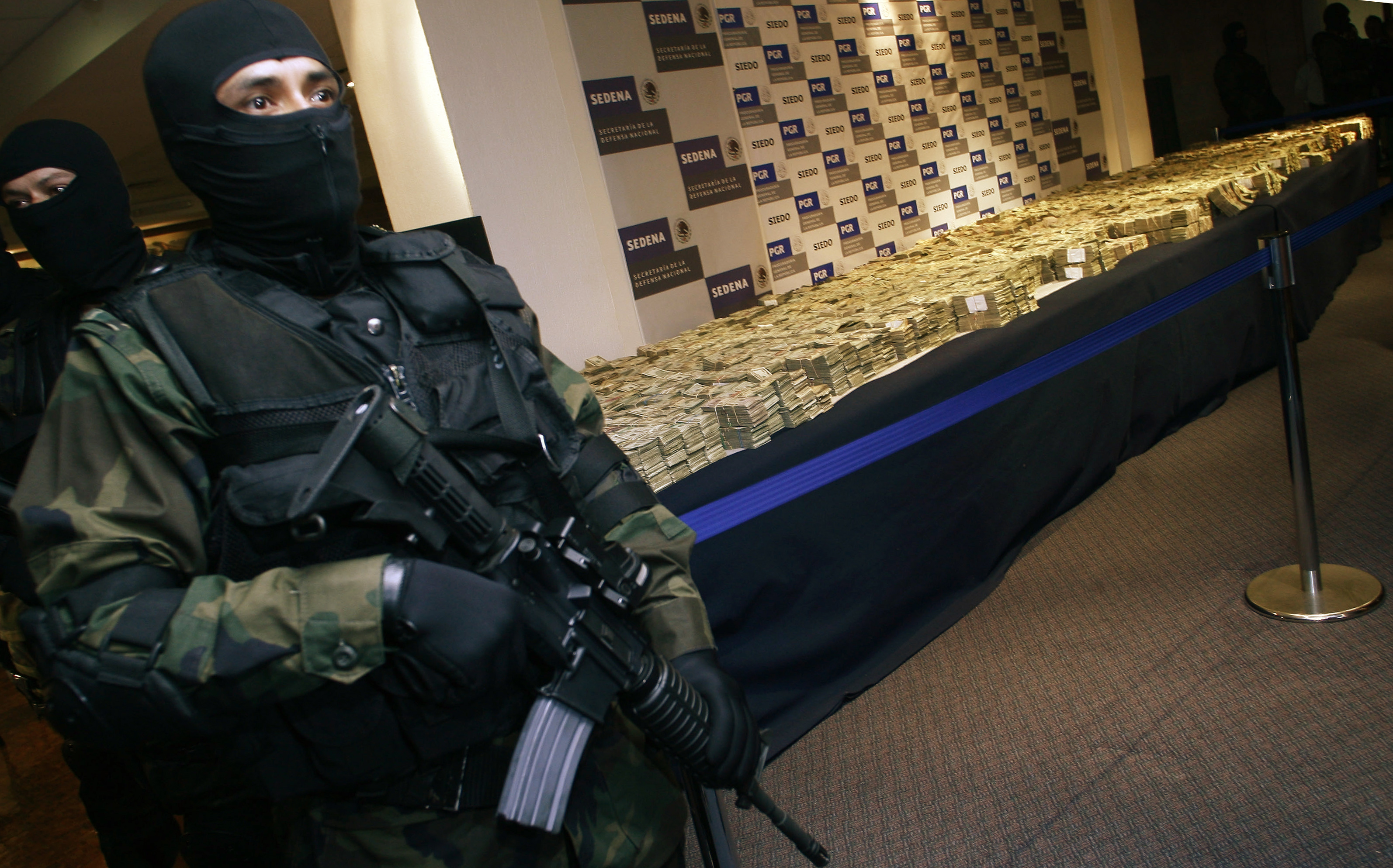 Lefoglalt pénzt őriz egy katona Mexico City-ben 