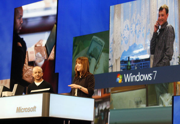 Julie Larson-Green  és Steven Sinofsky Microsoft alelnökei  a Windows 7 bemutatóján Los Angelesben  