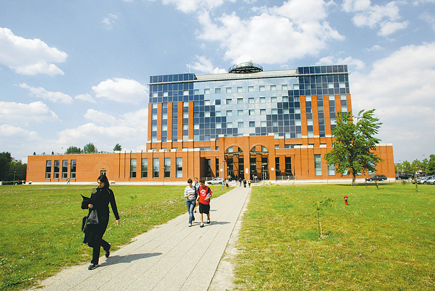 Az ELTE lágymányosi campusa - az egyetemeknek egyre fontosabb a külföldi megítélés