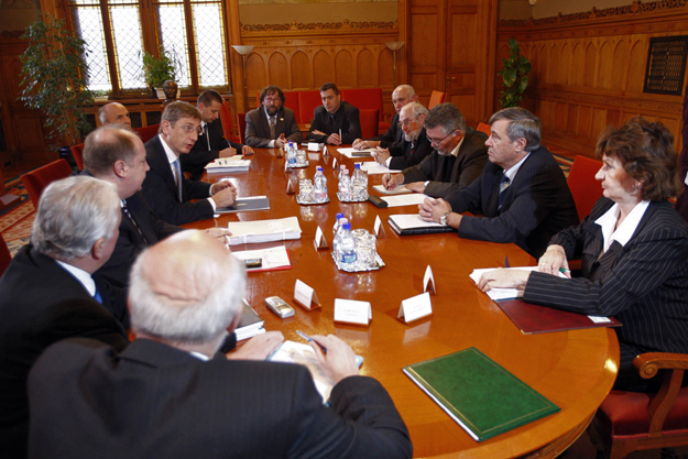 Gyurcsány Ferenc miniszterelnök konzultációt folytat az Országos Közszolgálati Érdekegyeztető Tanács munkavállalói oldalának vezetőivel.