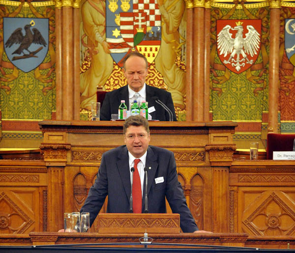 Parragh László az MKIK ismét megválasztott elnöke beszél a Parlament Felsõházi termében