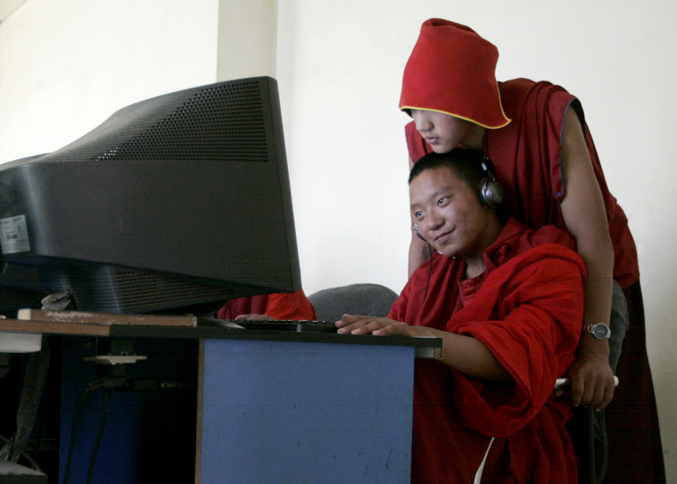 2007 jul 28 Kína Egy tibeti szerzetes szörvözik az interneten Yushu egyik C. Quinghai tartomány.