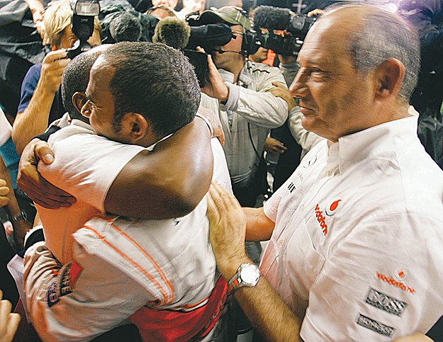 Hamilton: Ölellek, apám! Mögötte Ron Dennis, a McLaren csapatfőnöke