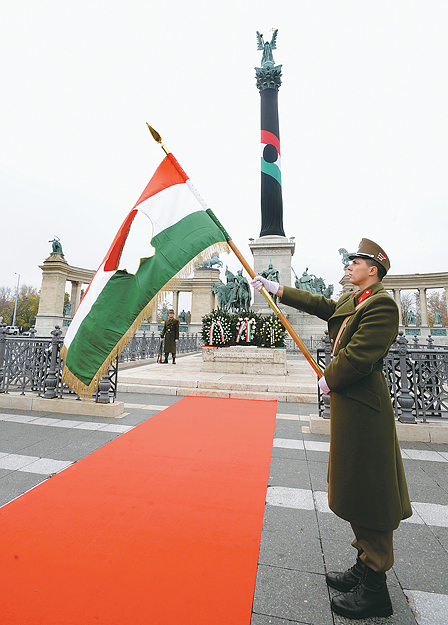 Feketében a millenniumi emlékmű